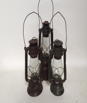 Antique lantern (7870)