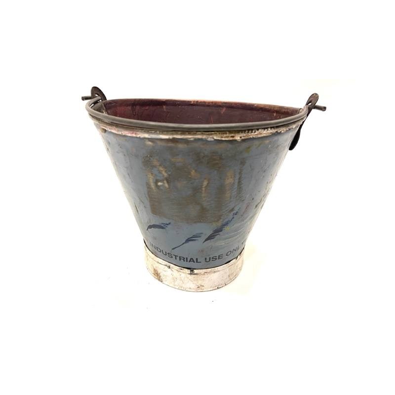 Old iron bucket (5343)