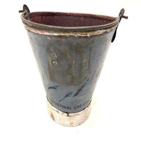 Old iron bucket (5343)