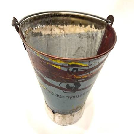 Old iron bucket (5343)