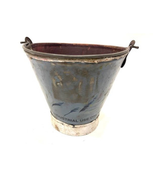 Old iron bucket (5343)